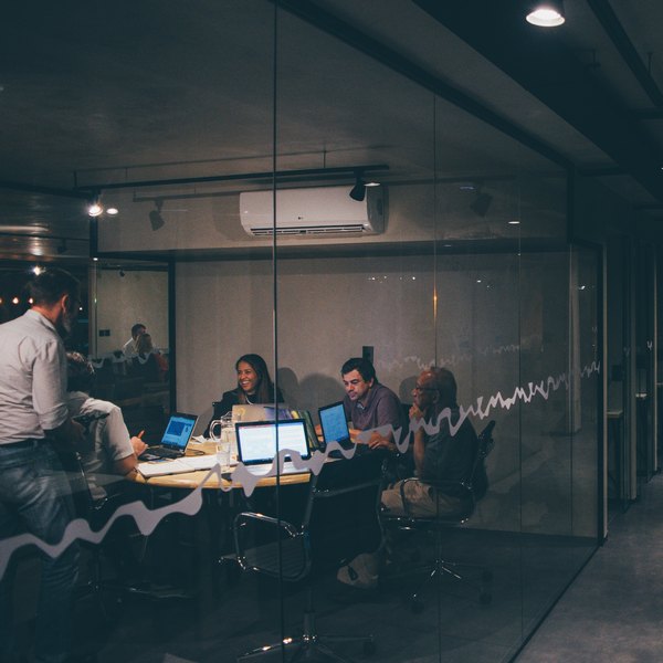 mario-gogh-VBLHICVh-lI-unsplash Group of people working